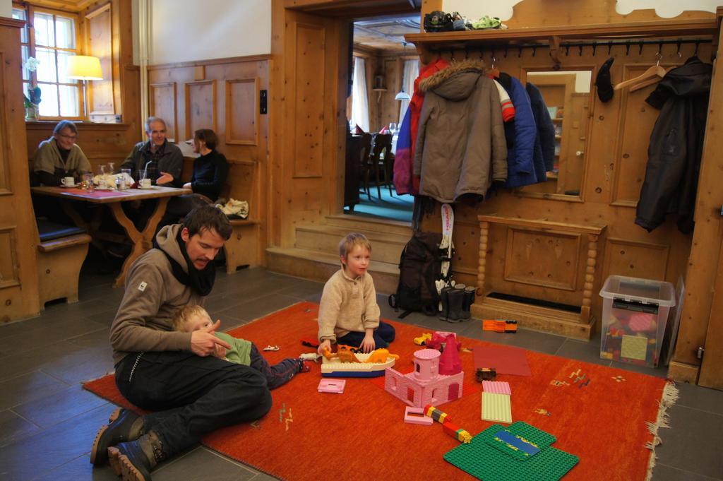 Hotel Weisses Kreuz Berguen ภายนอก รูปภาพ