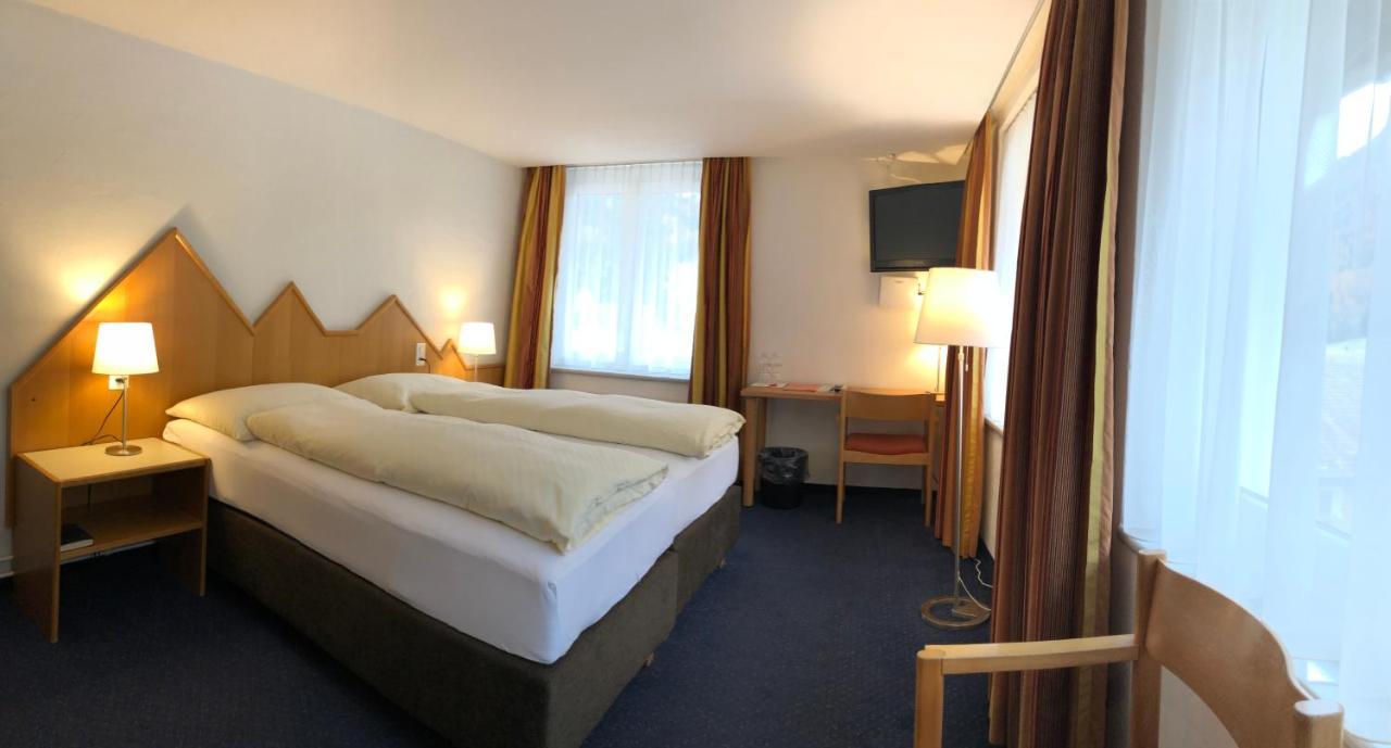 Hotel Weisses Kreuz Berguen ภายนอก รูปภาพ